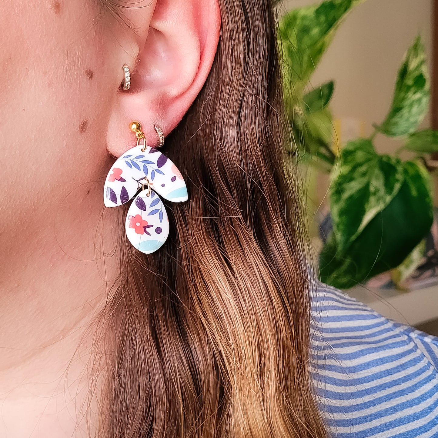 Brincos Gardênia | floral | polymer clay | resina