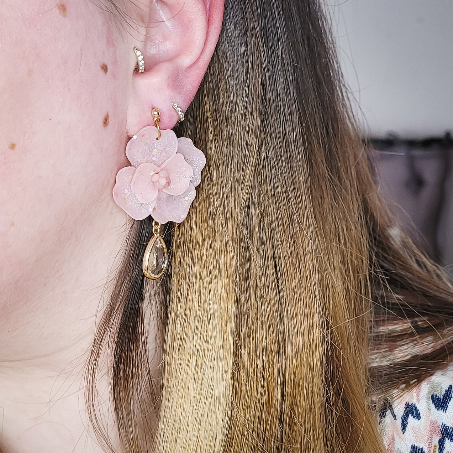 Brincos Julieta  | São Valentim | polymer Clay | ouro 18k | flor